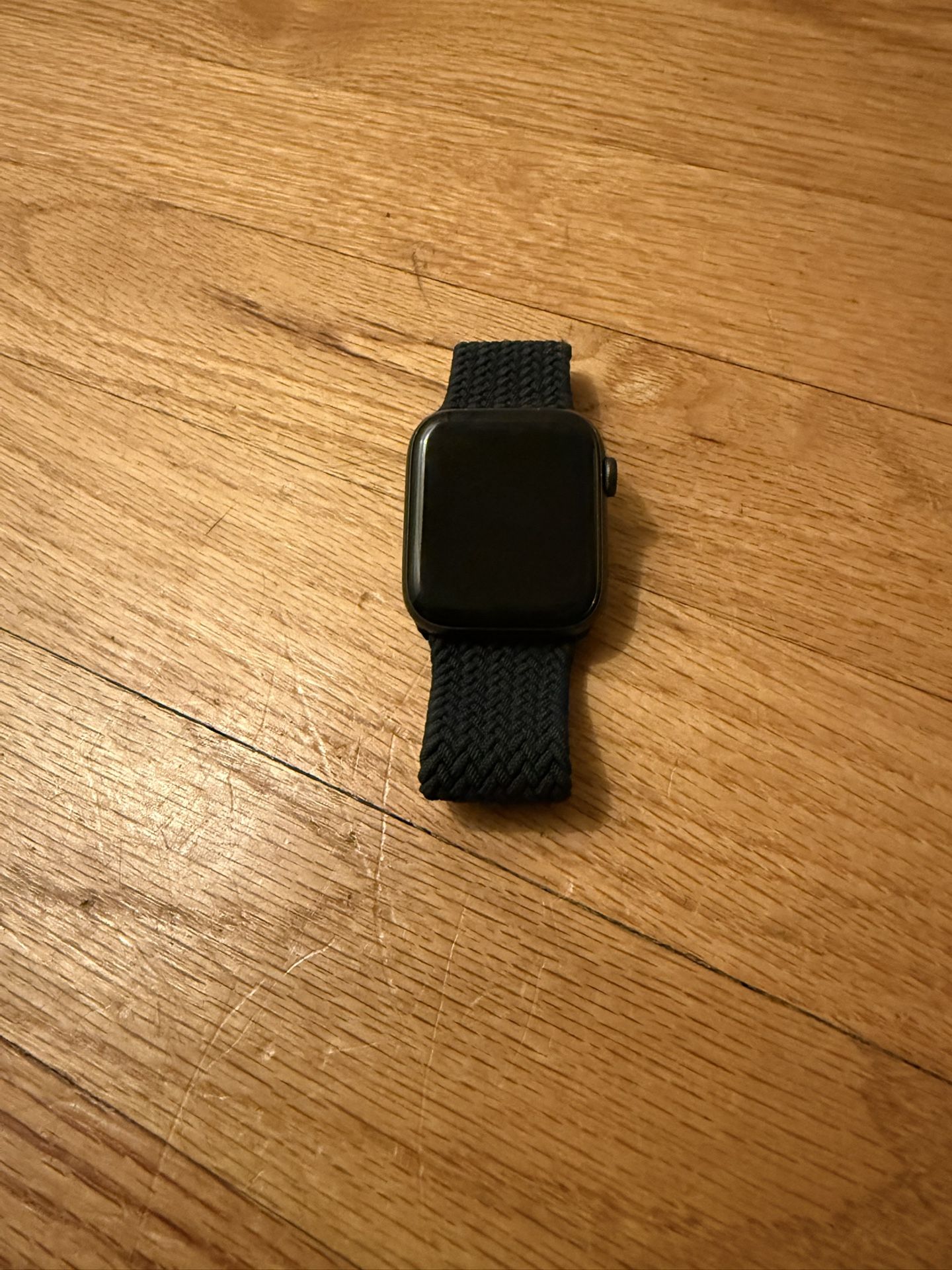 Apple Watch SE (2nd Gen, 44mm, Midnight Aluminum) – Excellent Condition