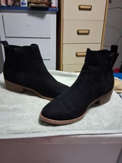 Never worn girls size5 black suede zipper side dressey boot