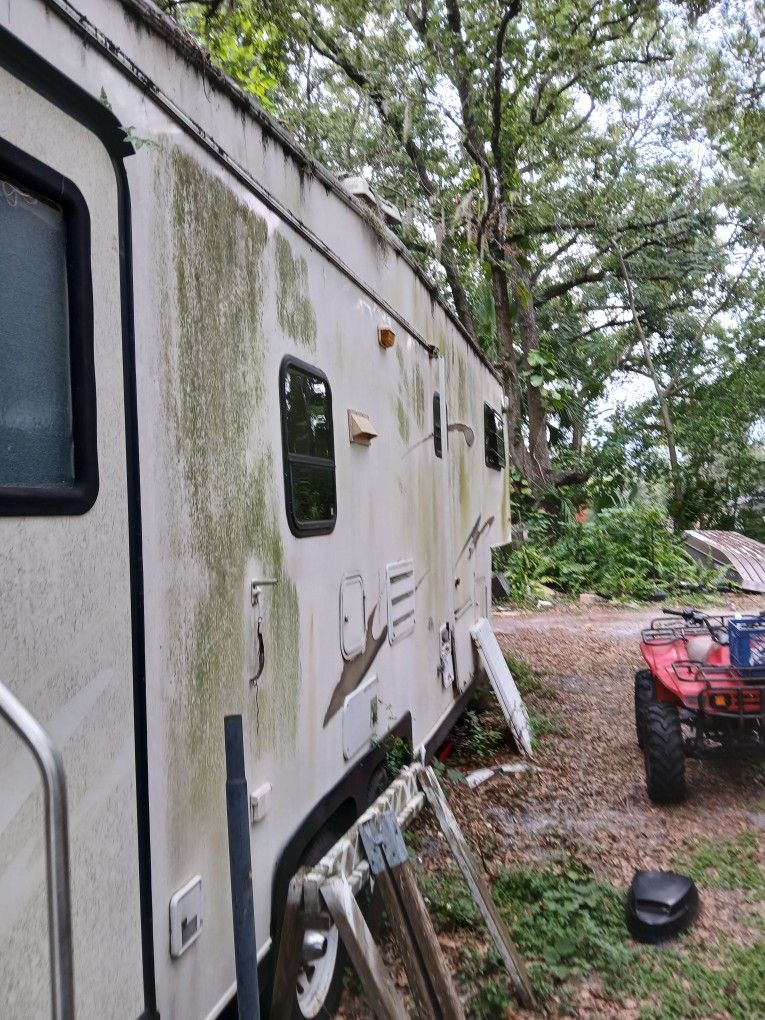 Nice 1 Bedroom Trailer W/ 5th Wheel