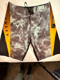 Oakley Board Shorts Men’s Size 38 - Storm Print Orange Black