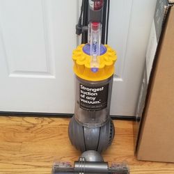NEW cond DYSON VACUUM  WITH ATTACHMENTS. , WORKS EXCELLENT. , IN THE BOX 