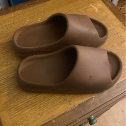 Brown Yeezy Slides  (size 8)