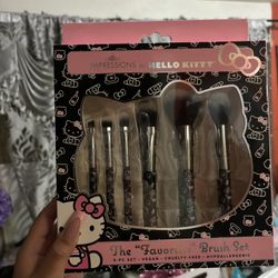 Brand New Hello Kitty Makeup Brush Set
