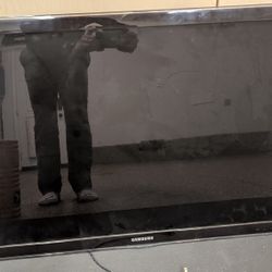 Samsung 40 Inch TV + Wall Hanging Kit