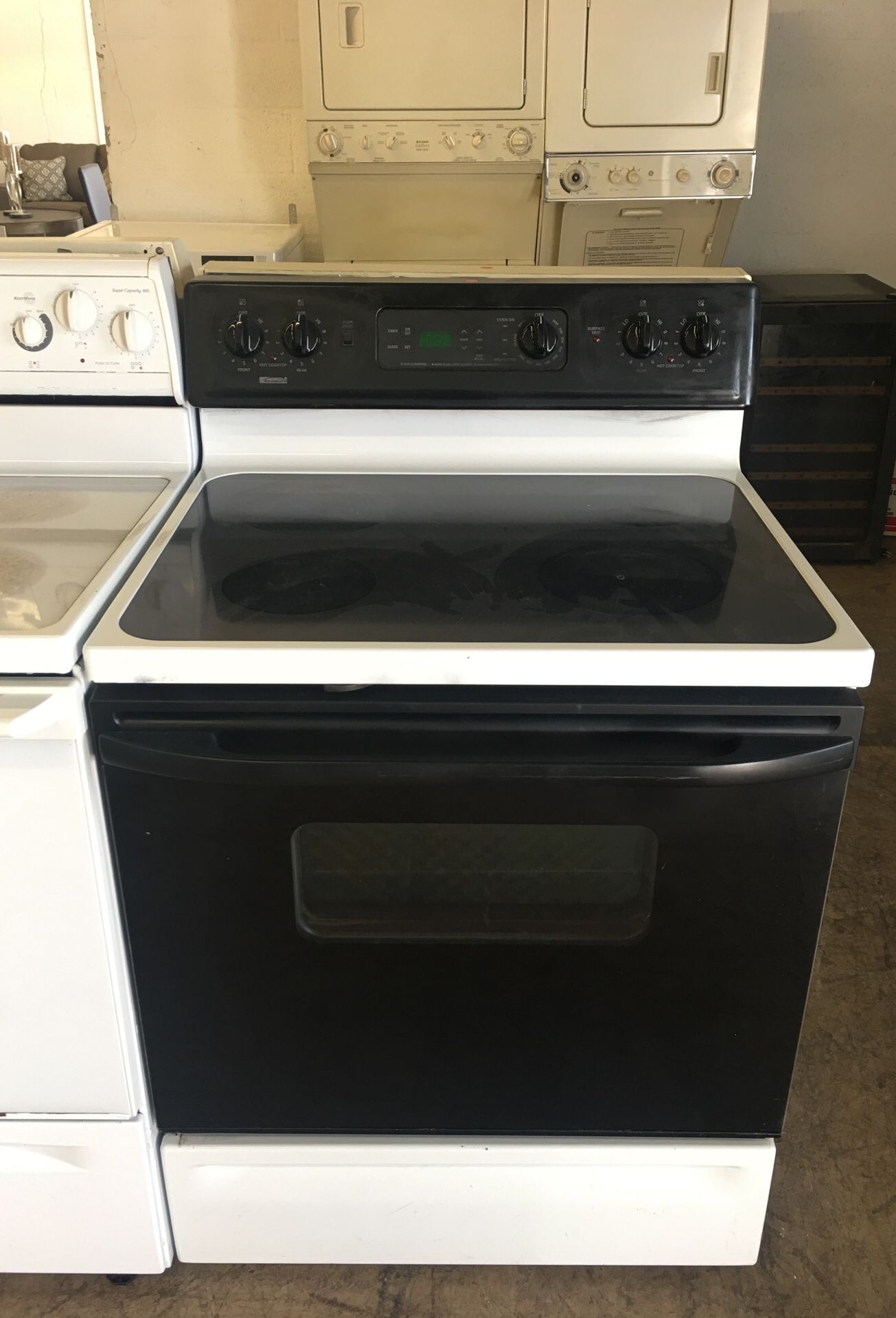 Black and White Kenmore Stove! Excellent conditions! 4 months of warranty and fast delivery