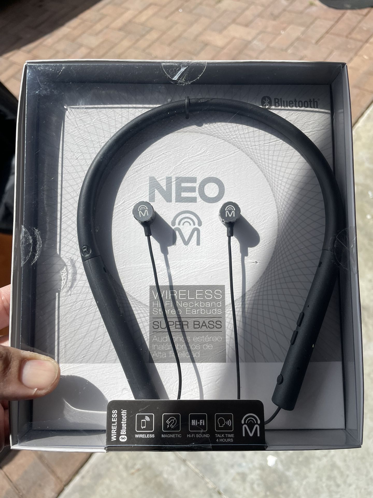 Wireless neckband earbuds