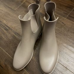 Woman’s Size 8 Tan Boot