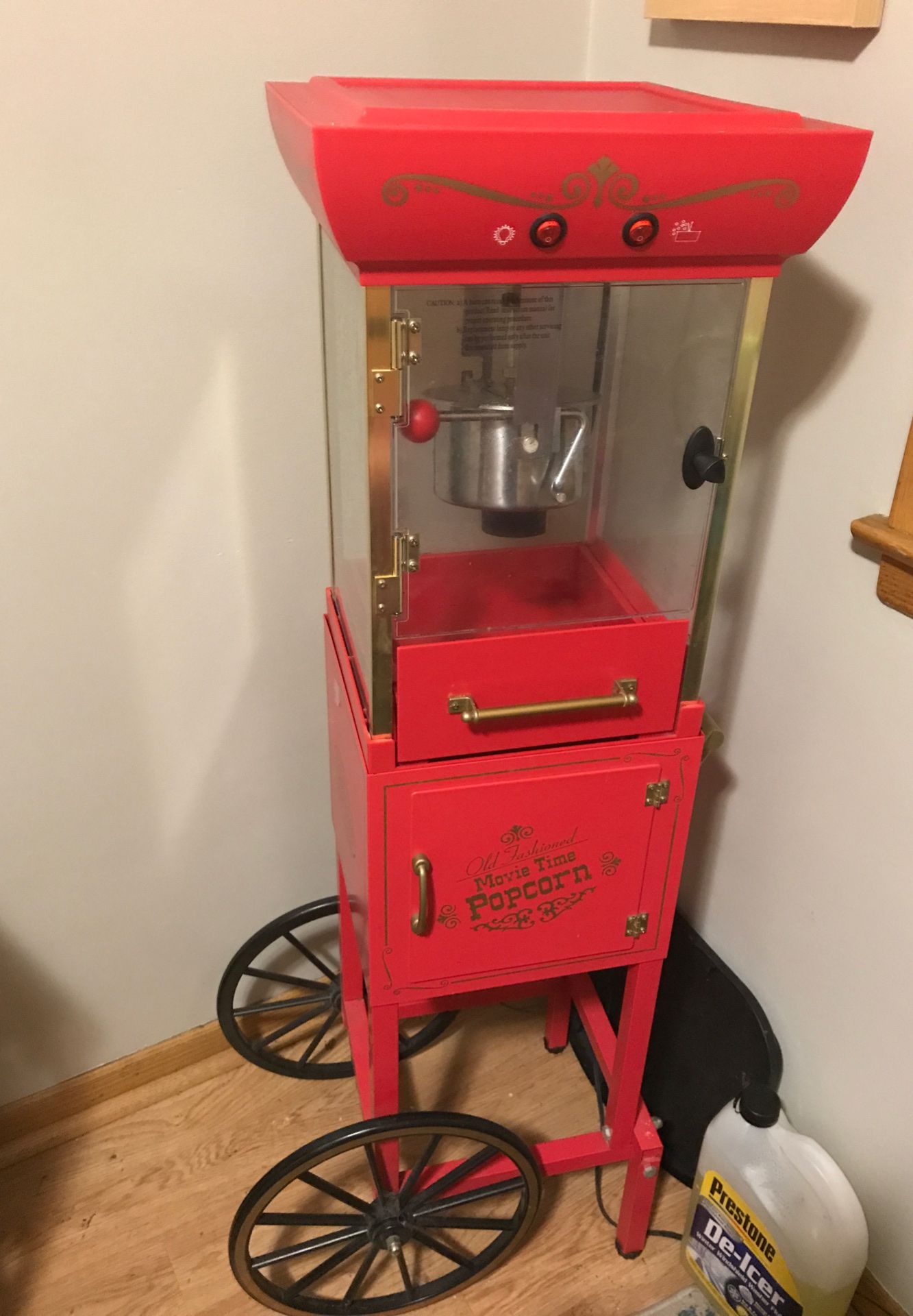 Old fashioned Popcorn machine !
