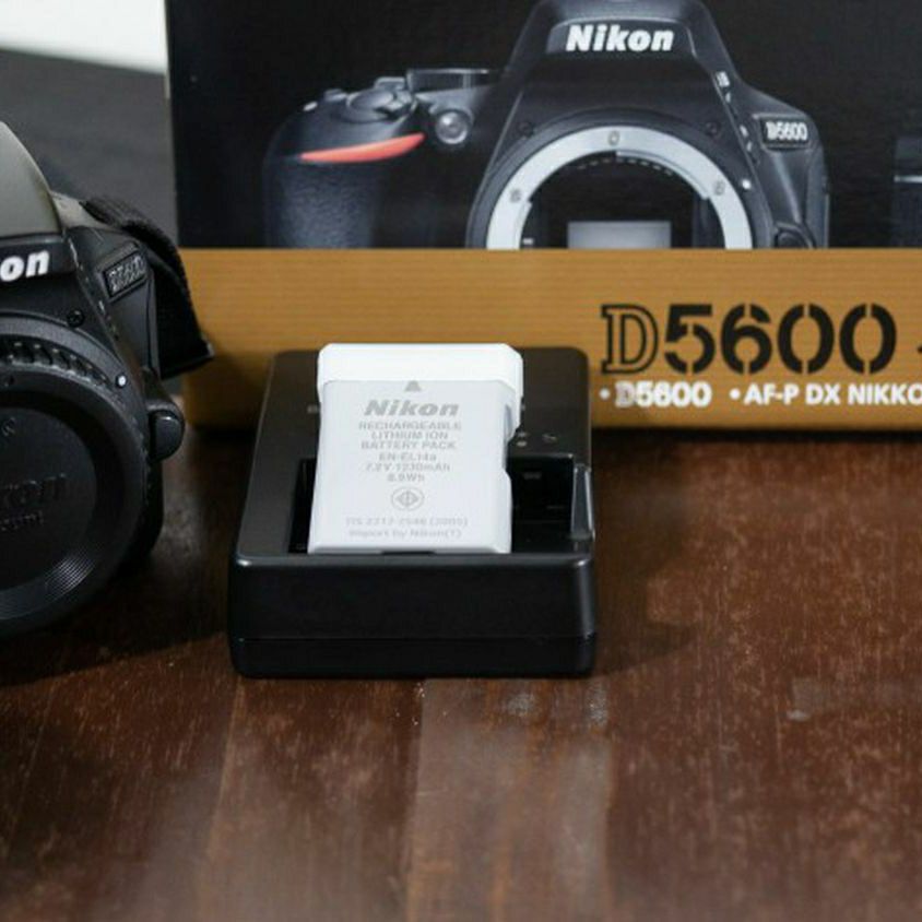 Nikon D5600 Camera Bundle W/extras
