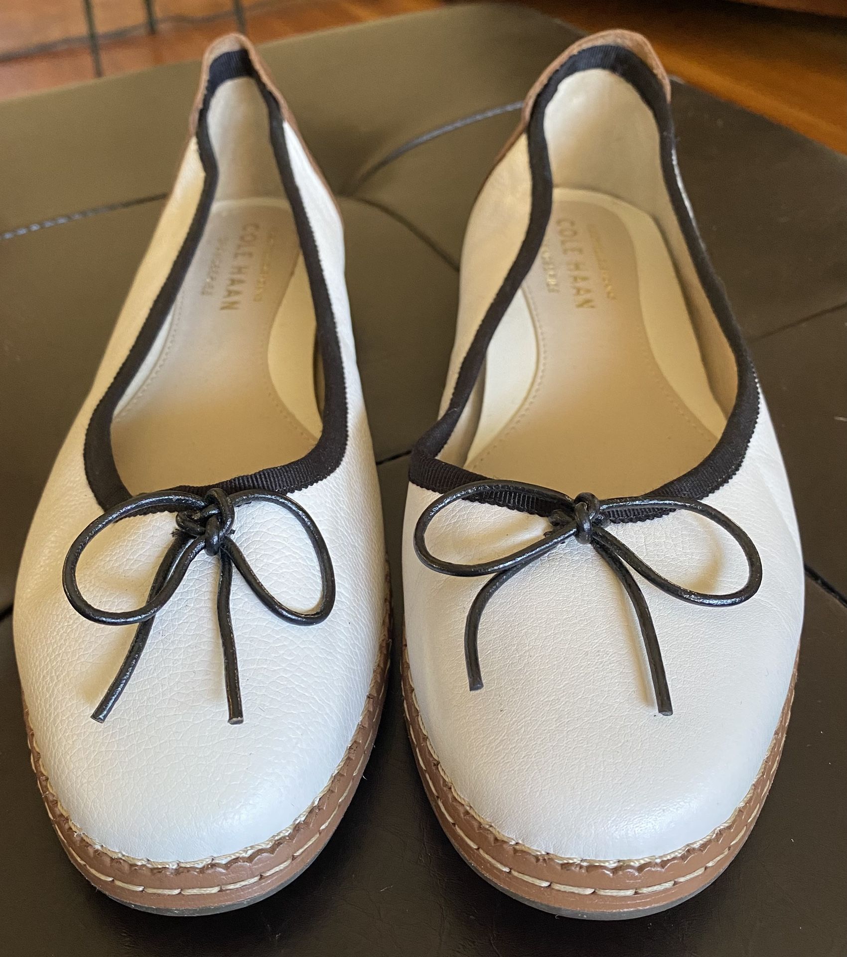 Cole Haan Cloudfeel All Day Ballet Flat Women's Size 9 B White Leather / Brown Accent & Black Bow
