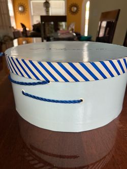 Vintage hat, box, blue and white by LSAYRES and Company Vintage hat, box, blue and white by LSAYRES and Company