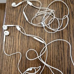 2 Sets of Wired Earbuds