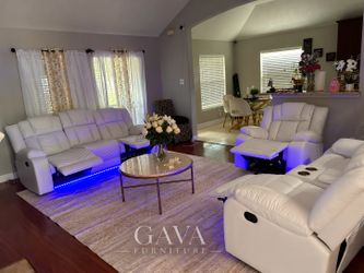✨ SALA RECLINABLE EN COLOR BLANCO ✨ Dale un toque moderno y elegante a tu hogar con esta hermosa sala reclinable. ✅ Reclinables ✅ Luces LED ✅ Portav