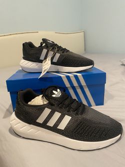 Swift Run 22 Adidas (Size 7 1/2 men)