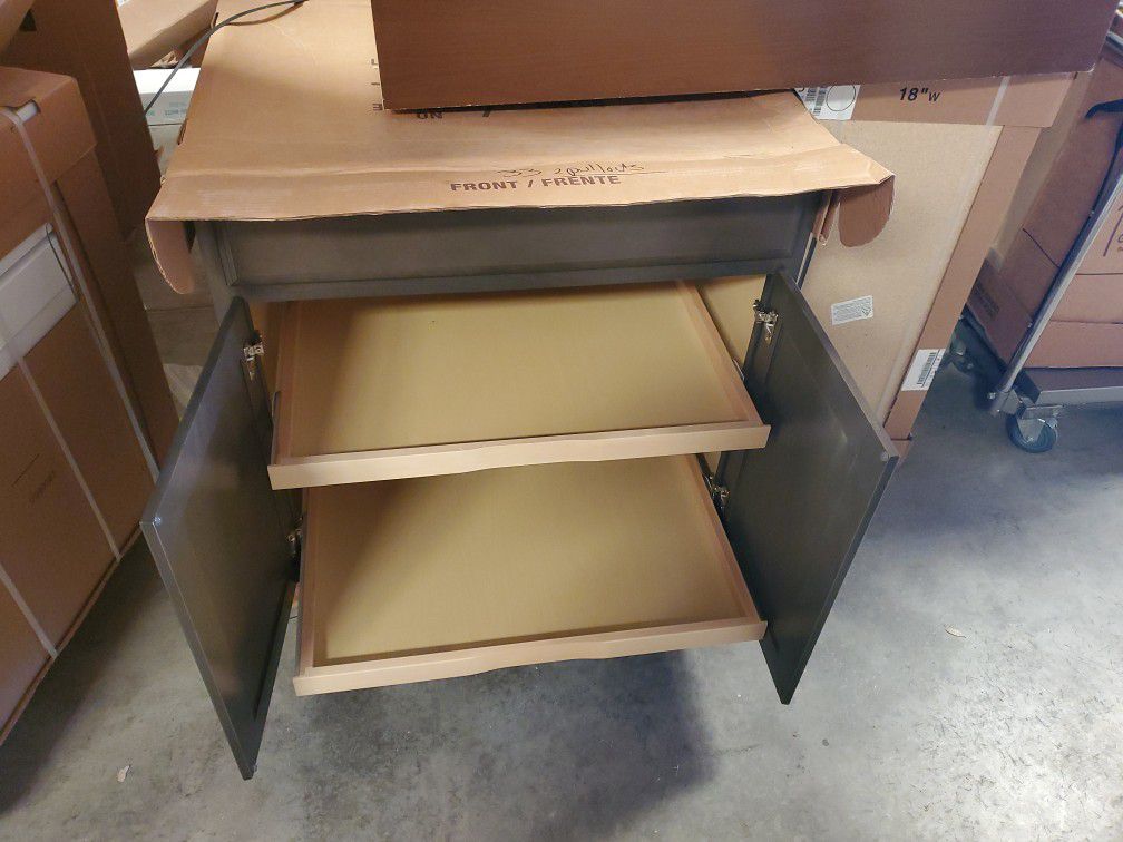33" Kitchen Base Cabinet With 2 Pullouts And A Drawer