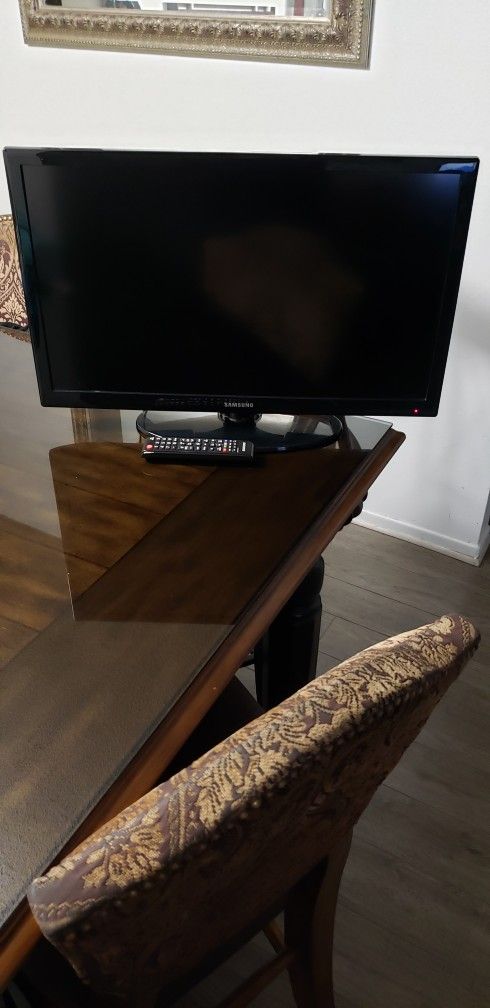 Samsung - 26" Class - LED - 720p - 60Hz - HDTV