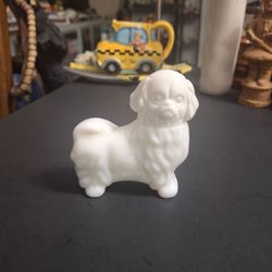 Avon White Milk Glass Royal Pekingnese Dog Figurine Empty Perfume Bottle 1974 USA Had Unforgettable Cologne 1.5 OZ