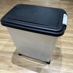 Pet Food Contained 30lb Air Tight Wheels