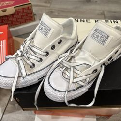 Women’s Converses Sizes 5 Rialto California 