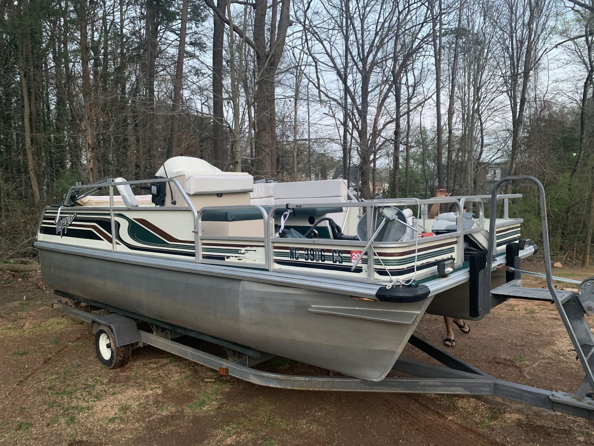 18ft pontoon boat