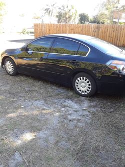 2009 Nissan Altima 160 miles you can come test drive is in good condition nothing wrong with it AC blows heater