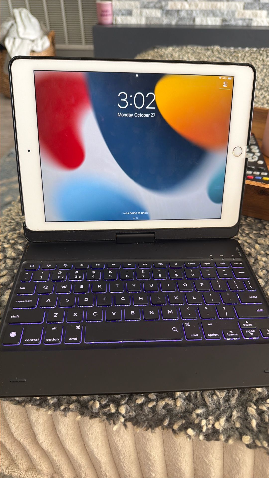 Ipad Air 2 with Light Up 360 Keyboard Case. 64 GB