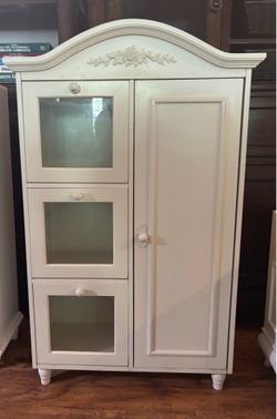 Floor storage cabinet