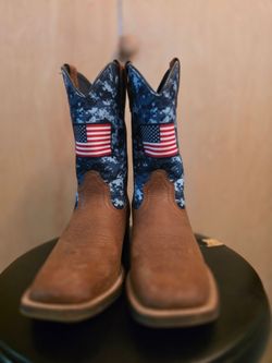 Boys  Ariat boots w american flag