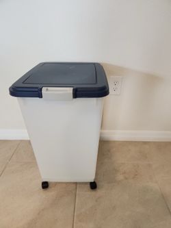 30 Lbs / 33 Qt WeatherPro Rolling Container