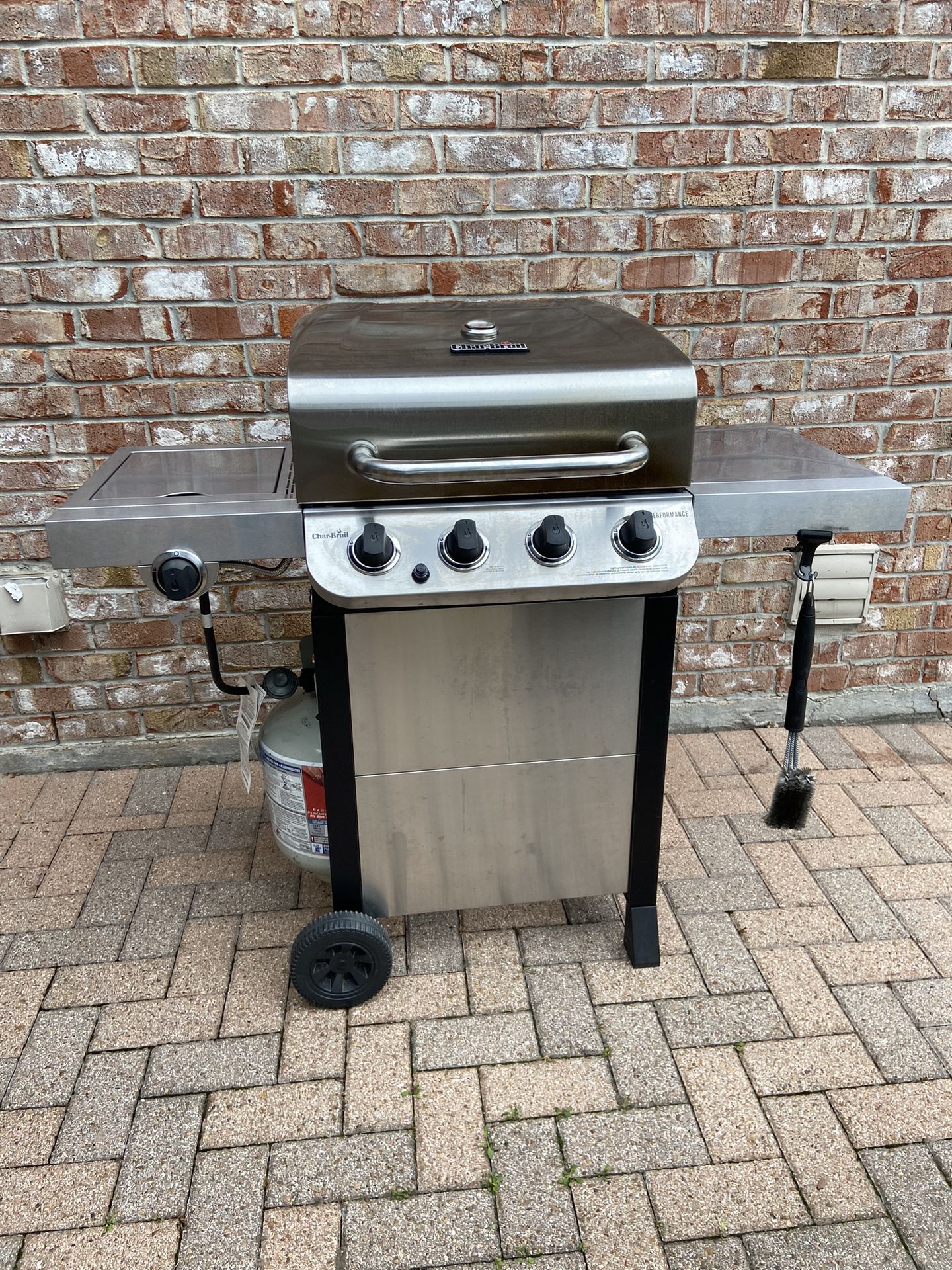 Char-Broil 4 burner Gas Grill Cover, Brush, and Propane tank for Sale in Houston, TX - OfferUp