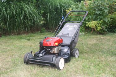 22 CRAFTSMAN 917.376152 Propelled LAWN MOWER 6.75HP Briggs Stratton Grass Cutter for Sale in Bloomfield NJ OfferUp