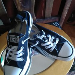 SOLD. !!!!!!!Converse women's size 7 pull on style, with laces color black canvas / White rubber Egg
