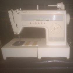 Singer 1022 Sewing Machine With Pedal