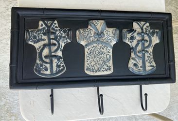 Coat rack with ceramic decoration