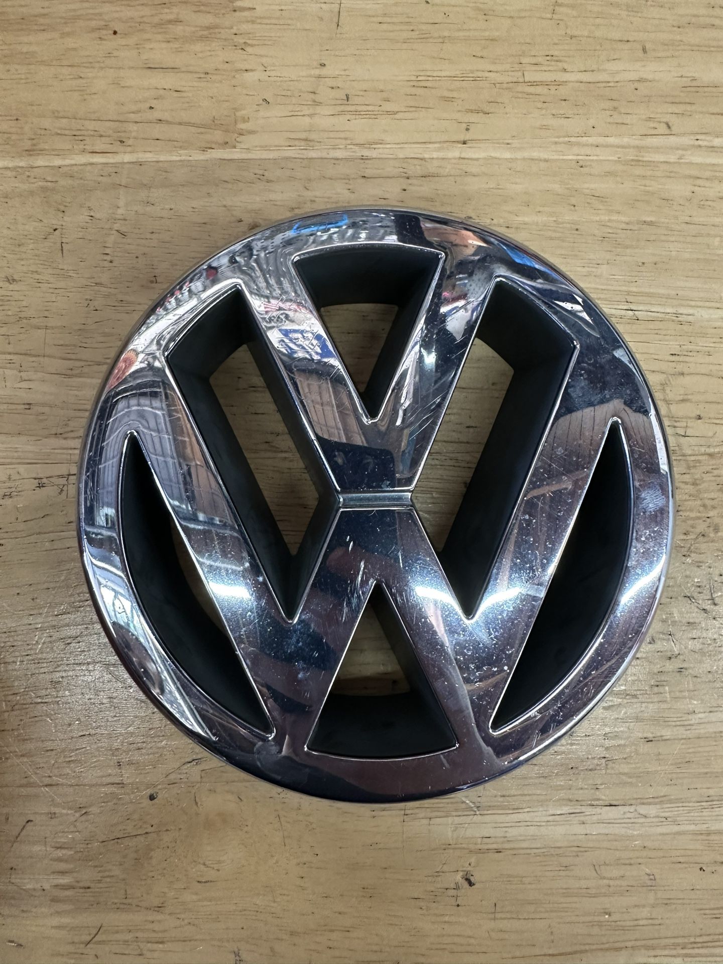 2004 JETTA GRILL EMBLEM