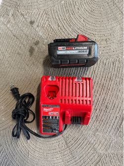 Milwaukee 8.0 battery with cahrger