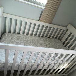 Crib and its mattress/ cuna y colchón
