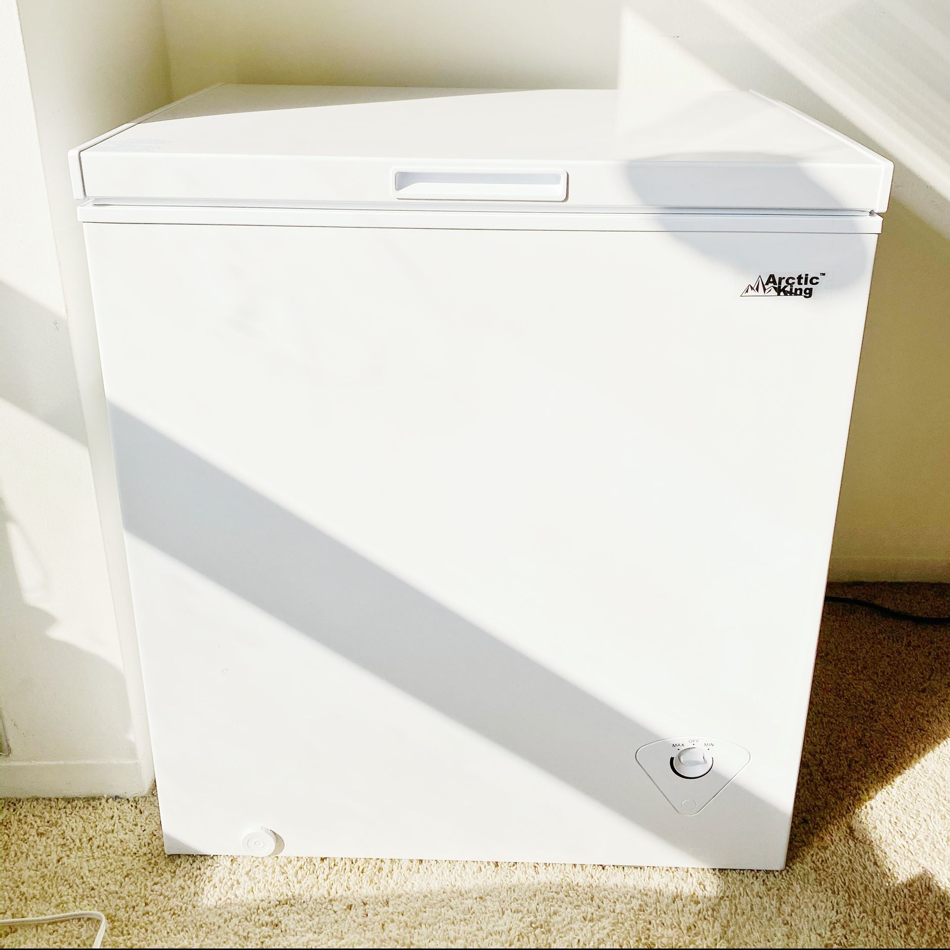 Arctic King WHS-185C1WSB 5 Cu Ft Chest Freezer - white