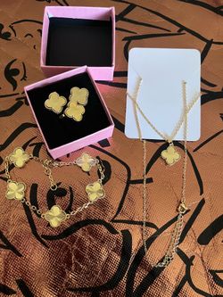 Gold Clover Jewelry Set