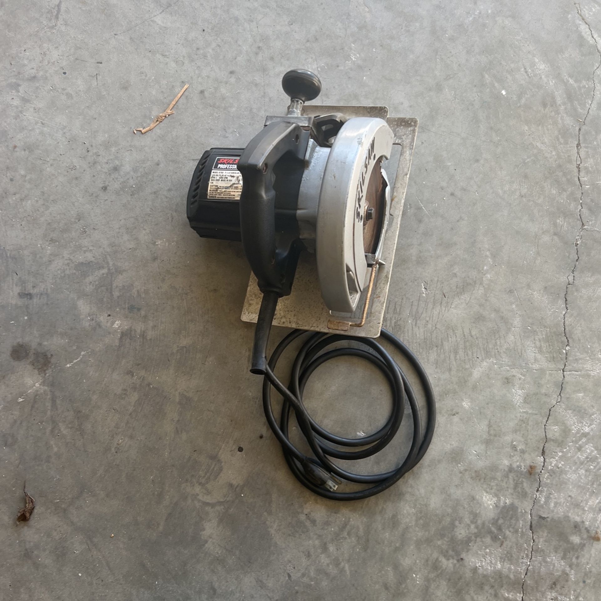 Professional Skil saw 120v- 13Amps 7-1/4” Model 5750