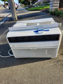 Window Air Conditioner 8,000 BTU LIKE NEW