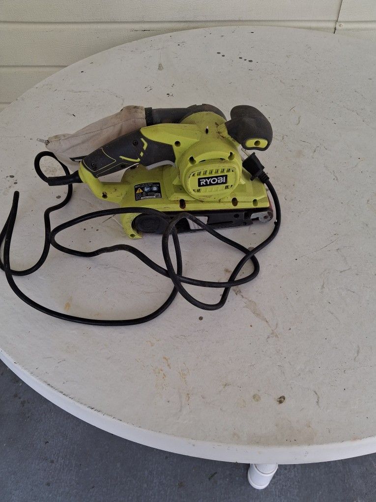 RYOBI 3 in. x 18 in. Belt Sander features a powerful 6-Amp motor that delivers the power and performance to take on most heavy duty jobs.