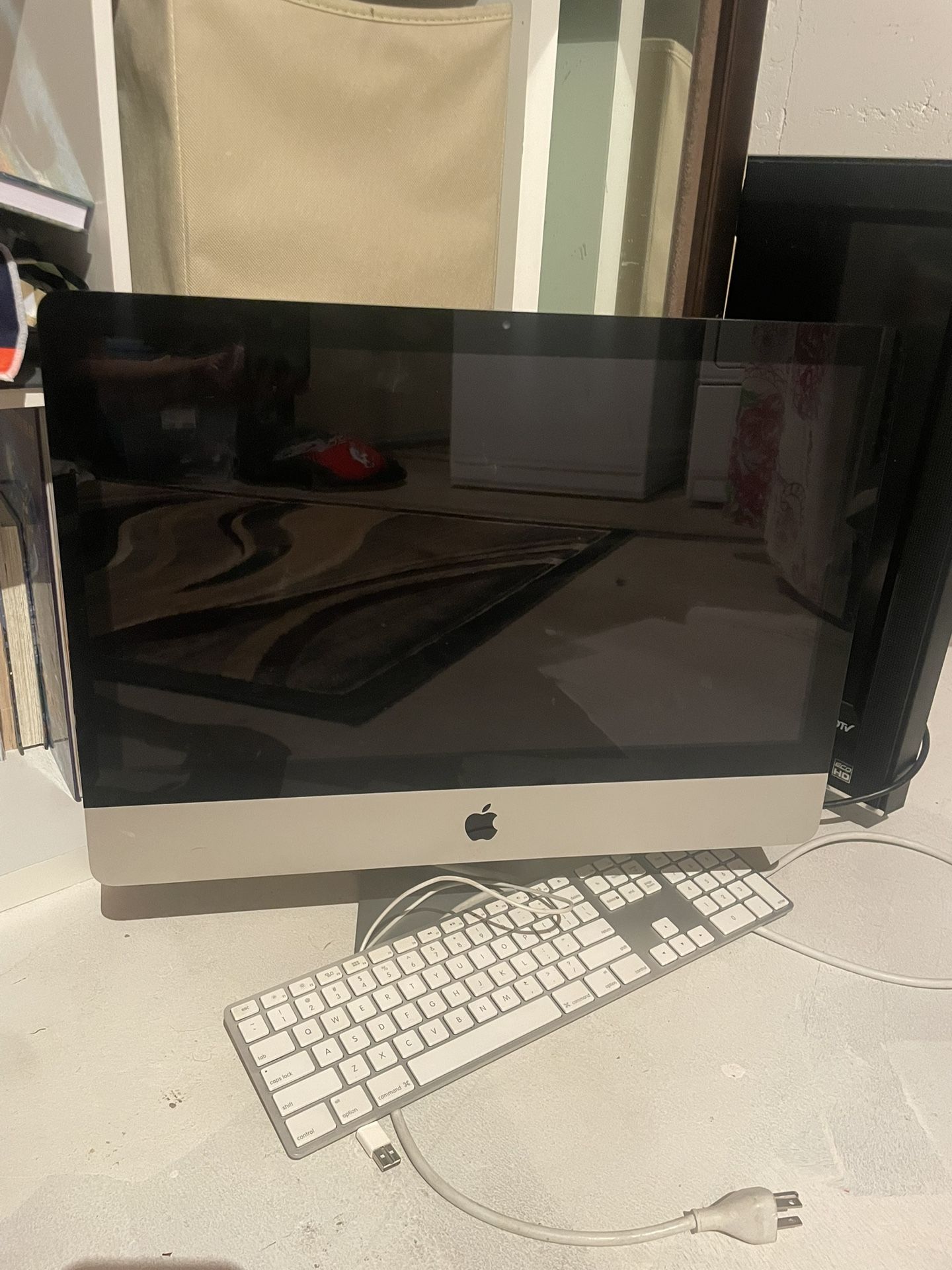 Apple Monitor W/keyboard