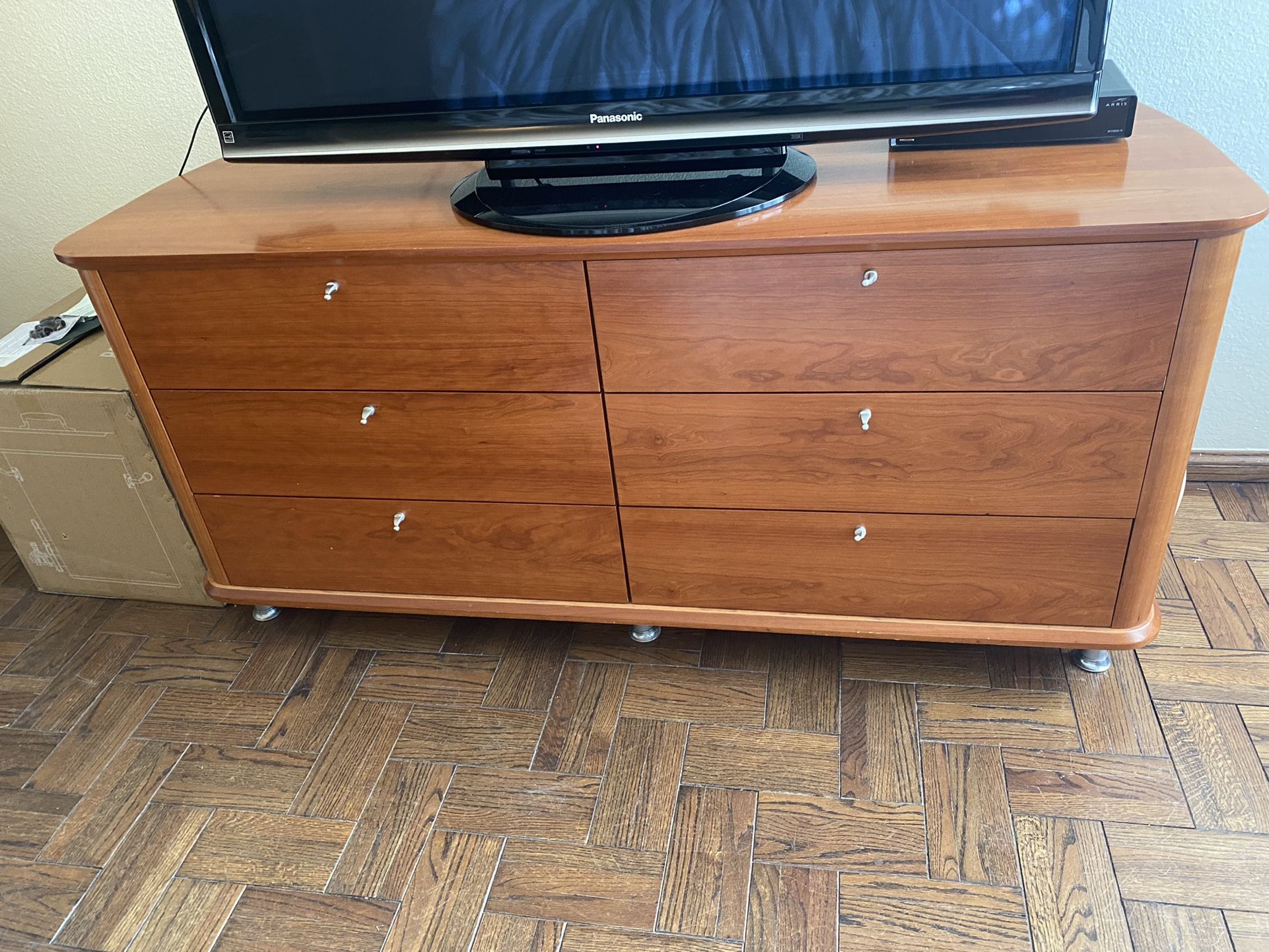 Queen Sized Wooden Bed Frame With 2 Night Stands And 6 Drawer Dresser