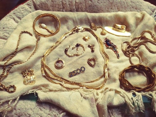 Vintage Gold Colored Untested Assorted Jewelry Lot