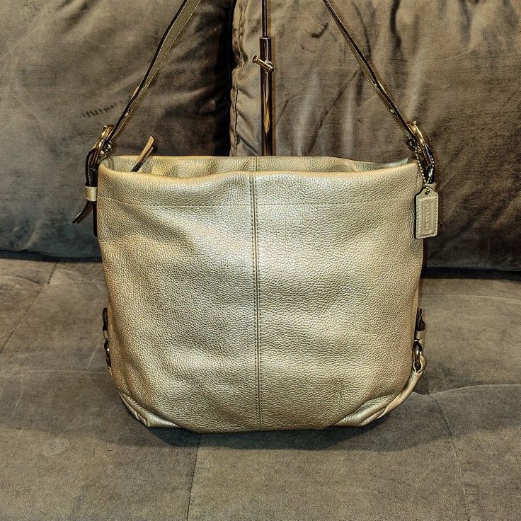VINTAGE COACH PENELOPE BEIGE METALLIC PEBBLED LEATHER HOBO / SHOULDER BAG ADJUSTABLE BUCKLE STRAP PINK CLOTH INTERIOR.