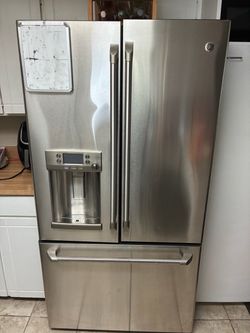 GE digital stainless refrigerator side-by-side doors with bottom freezer like new
