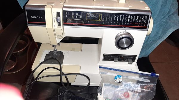 Singer 6235 sewing machine for Sale in Mesa, AZ - OfferUp