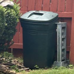 Large  Green Rubbermaid  Trash Can On  Wheels with Lid 