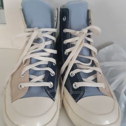 Converse Hight Top Sneakers, Size 8 Used Twice, In Like New Condition